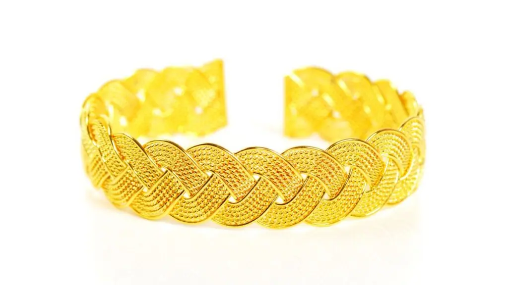 Level Up: The 9ct Gold Bracelet for the Modern