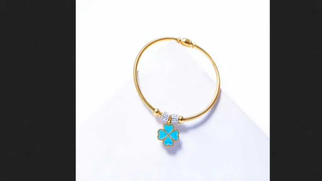 Lucky Charm: 4-Leaf Clover Bracelet for Fortune